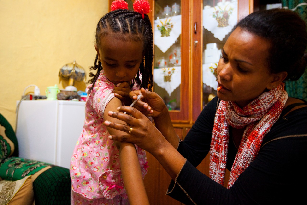 سابا صامويل ووالدتها. تعيش سابا في إثيوبيا وتعاني من داء السكري من النوع الأول.