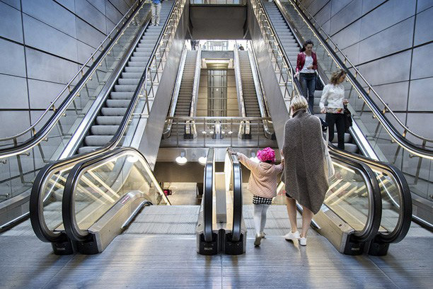 Escaliers à l’intérieur d’une gare